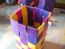 受你的教程的启发，折了这种笔筒，不同于斜着折的那种