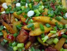 自家做的干锅排骨虾仁，好吃好吃，想吃都不用到外面去吃了。