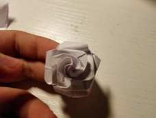 顺手抄起一张纸折的。