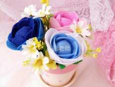 做一束美花送妈妈(一)戴安娜玫瑰与蓝色妖姬☺粉色的戴安娜玫瑰和深蓝色人的蓝色妖姬是某宝买的材料包,学生根据材料包里的样版自己另外剪两朵组合成一束花