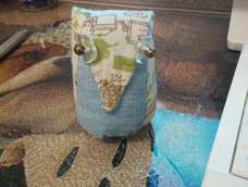 说一下体会吧 开始缝三角必须要密密的缝 不然反过来装棉花可能会不整齐 一定不要做太长 发现太长就在收口处多留点 我做的瘦长的不好看 眼睛是败笔 我的是牛仔裤里面的口袋布和牛仔布做的