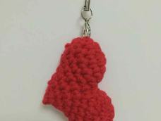 新手,很多时候针数就数不明白了,这次也一样。又想做小一点儿的,反正我是乱糟糟,随心所欲的减针,大约mu的也出来个心形。。。