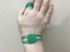 补上了第二步到第三步的过渡图，顺着轴线的四面各挂四条50cm的绳子。比较悲剧的是我用的12股线，刚编好这边，那边就滑开了，股线果然只能用来做流苏绕线，用来编绳心好累。按照原作的剪掉所有短绳的话最后留的线就不好编了，建议根据个人理解留下部分绳子，剪去不需要的，我就剪扯了，慎为之