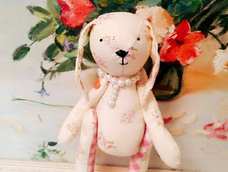 大宝最近喜欢彼得兔，麻麻只好给他做一只机智的彼得，一只聪明的莉莉，愿他在以后的岁月里如彼得一样坚持，永不放弃！也如莉莉一样有一个百宝袋，一切随心所愿。教程出来了，欢迎交流，点赞收藏。