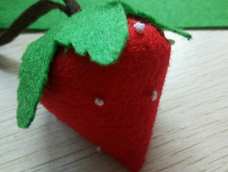 有闲就有心情做小玩意儿,在里面加了个小铃铛,给儿子戴手上玩儿