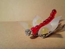 好像和教程有点出入,手上没有可以做翅膀的材料,于是用其他东西替代了。加上黄色珠子是因为我有用胶枪,用珠子遮住胶用的。不好意思啦,我还是玩儿不转绕线。。。