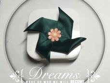 小风车头饰哦，这是试验品，所以颜色差了点儿，不适合小盆友，换成漂亮颜色就美美的啦！