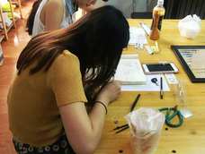 从研磨釉料到掐丝到烧制完成，经过系统的学习，工作室的学生们都棒棒哒~[部分学生掐丝珐琅作品]