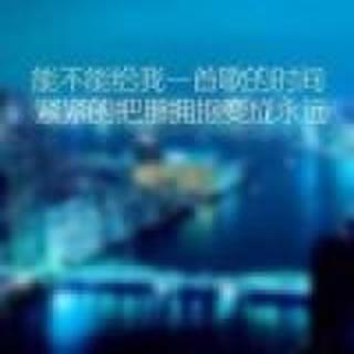 玫瑰唇上的红色指甲油°