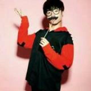 华晨宇头上有光环哟i