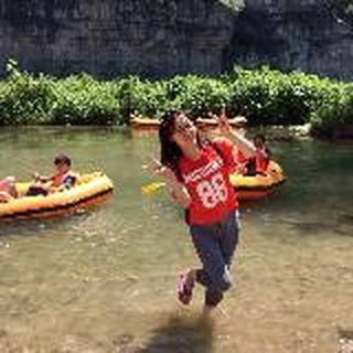 可爱躲在门后的猫