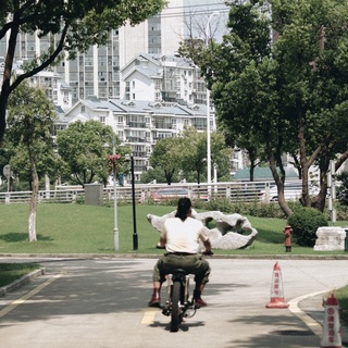 拖鞋冻脚跟