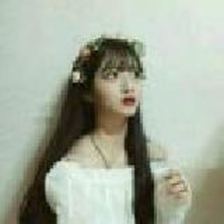 坐在爱情热气球上。