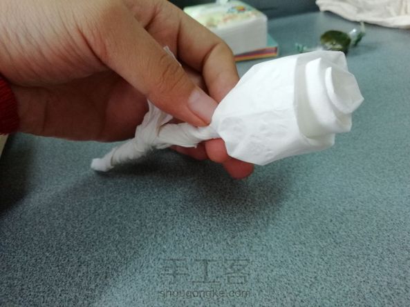 真棒，随手就……假如我是个男孩子就可以调戏小美妞了哈哈哈哈。很有趣的简易纸巾玫瑰