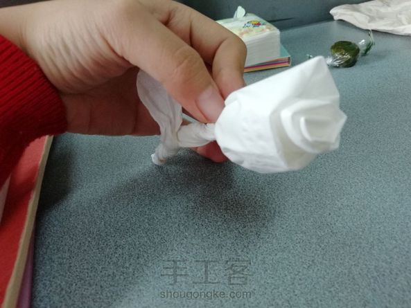 真棒，随手就……假如我是个男孩子就可以调戏小美妞了哈哈哈哈。很有趣的简易纸巾玫瑰 第1张