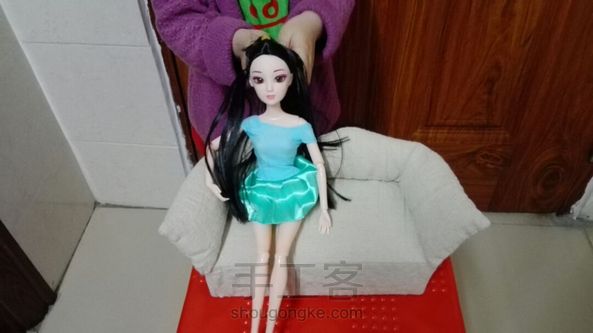 学着做了一个娃娃沙发，，得空再做几个小抱枕