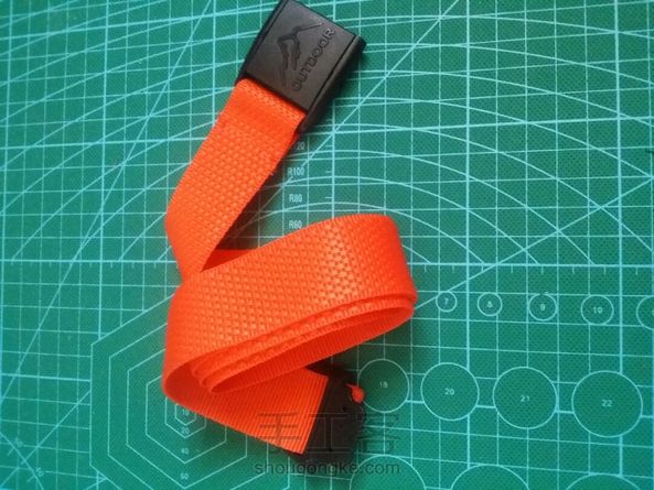 旧物改造:布头+旧腰带+猪鼻扣=崭新出炉的保温杯套 第1张