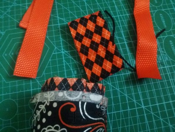 旧物改造:布头+旧腰带+猪鼻扣=崭新出炉的保温杯套 第3张