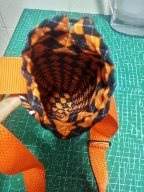 旧物改造:布头+旧腰带+猪鼻扣=崭新出炉的保温杯套 第4张