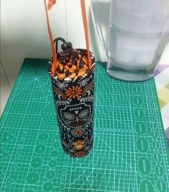 旧物改造:布头+旧腰带+猪鼻扣=崭新出炉的保温杯套 第7张