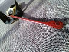 同步教程。闲时候自己根据一块不错的小叶紫檀边角料设计的簪子，自己就是喜欢简洁线条美的东西，其实做好很久了。少有的自存货，一直未命名。前不久被有缘人相中赎走并其赐名“绾心”。问了由来，说是“侬既剪云鬟，郎亦分丝发。觅向无人处，绾作同心结”。其实不懂深意，听起来还不错就行，我原想用“