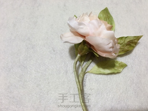 林绿手作造花日记。练习了蔷薇科，但是用镊子捏表情的时候花瓣边会容易脱线。。花型也没有把握好。改天再做一次。猫的配件Ⅲ——焦糖古董。 第2张