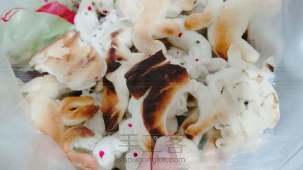 今年又捏了很多，最喜欢的就是放在灶台上烤的干干的焦黄的嘎嘣脆的面人人了。图二图三都是同学送的(◍ ´꒳ ◍)