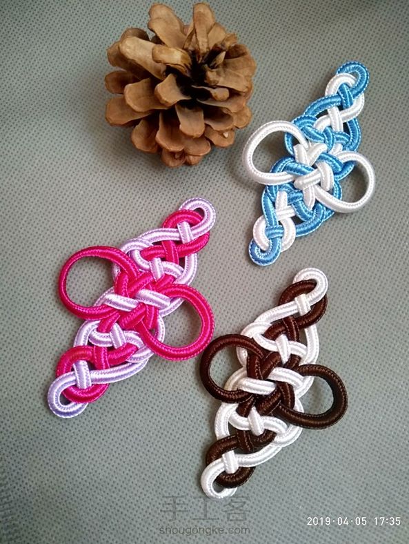 感谢教程，谢谢指点🙏🙏🙏
做了三个，改天有空加上流苏再粘到发夹上做成发饰🎀🎀🎀