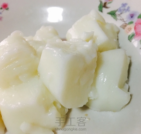 做了白白的杏仁豆腐给恢复身体的老婆婆尝尝......