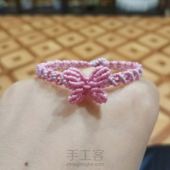 给同事家小姑娘做的手链，小蝴蝶教程很好用，谢谢～