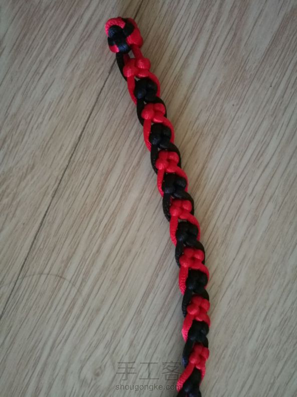 刚学编绳做的第一条手链，成品还是蛮好看的，用的5号线，各一米的长度刚好 第1张