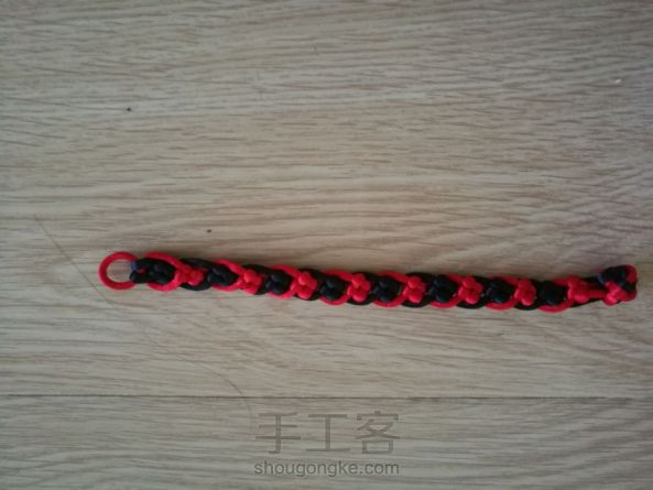 刚学编绳做的第一条手链，成品还是蛮好看的，用的5号线，各一米的长度刚好 第2张