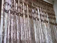 手上只有麻线，干脆把壁挂改做成窗帘，后面一层是加线的
