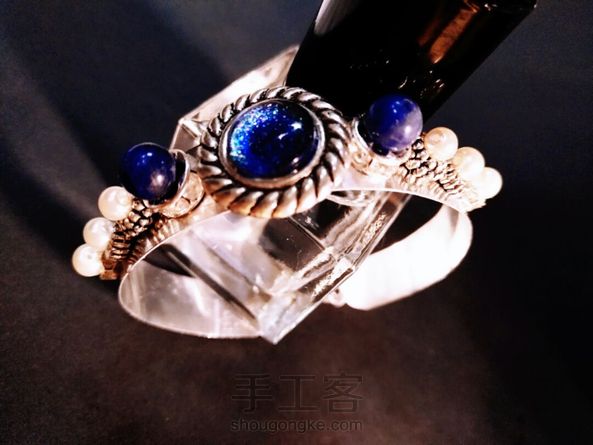 天地浩大，你可曾迷失？
纷扰三千，却看风华。