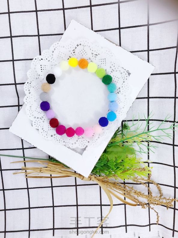 〖枫恋雅阁〗原创～废旧纸箱，改造拍摄棚。
白天时间追着跑，晚上光线不明。网上东西太贵，买回就要挨骂。无举，又要去翻垃圾桶，找合适的箱子做一个。拍出来的效果还是美美滴，我的材料小铺，就这样可以上图了。 第2张