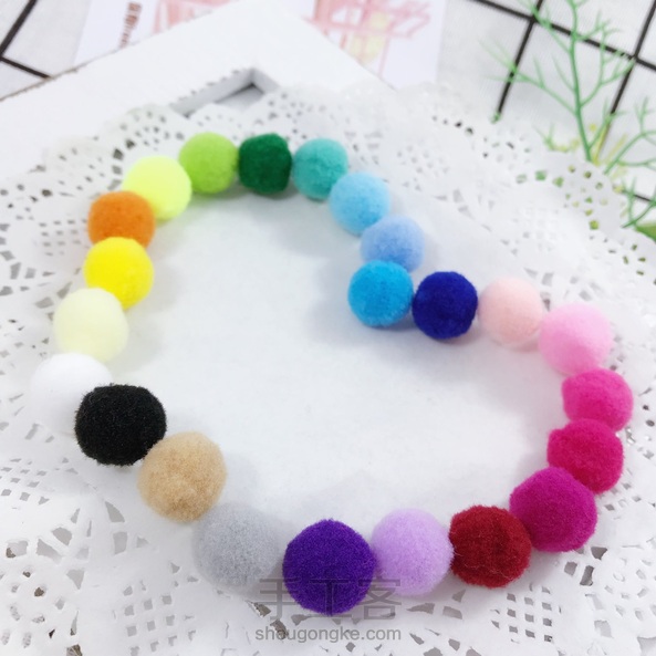 〖枫恋雅阁〗原创～废旧纸箱，改造拍摄棚。
白天时间追着跑，晚上光线不明。网上东西太贵，买回就要挨骂。无举，又要去翻垃圾桶，找合适的箱子做一个。拍出来的效果还是美美滴，我的材料小铺，就这样可以上图了。 第4张