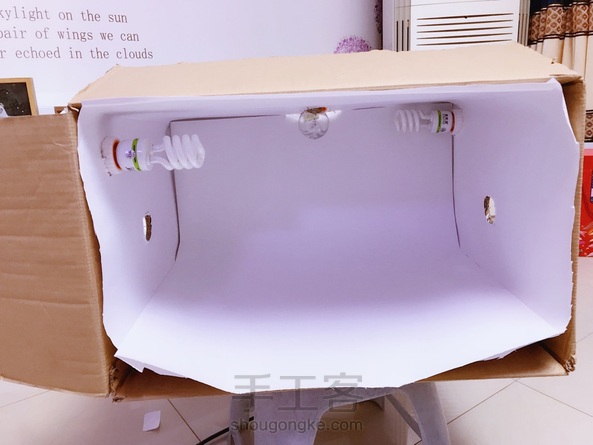 〖枫恋雅阁〗原创～废旧纸箱，改造拍摄棚。
白天时间追着跑，晚上光线不明。网上东西太贵，买回就要挨骂。无举，又要去翻垃圾桶，找合适的箱子做一个。拍出来的效果还是美美滴，我的材料小铺，就这样可以上图了。 第8张