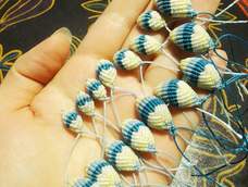 穿过幽暗的岁月
也曾感到彷徨
虽有千言万语
出口只说 好的