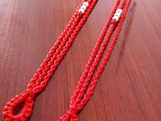 缘定三生红绳手链，做的还是没有原做漂亮，还得改进。
一世岩石出，化作英雄冢，情意无可摧。
二世磐石破，摆渡姻缘桥，鸳鸯两双飞。
三世玉石焚，誓守金玉盟，生死永相随。