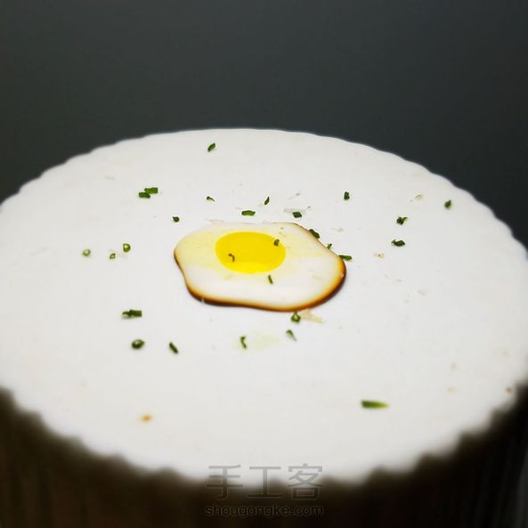 假的煎蛋。选择了质感最接近的牛骨和滴胶，因为带来了一写不可控因素，可惜了。