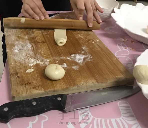 蛋黄酥做起来好复杂，但是烤好出炉后简直太好吃！！本来我们还说明年中秋就只做月饼不做蛋黄酥了，结果吃了后决定明年干脆多做些蛋黄酥送朋友好了哈哈哈哈哈～教程我上传了，大家都跟着做吧，做这个绝对不后悔 第7张