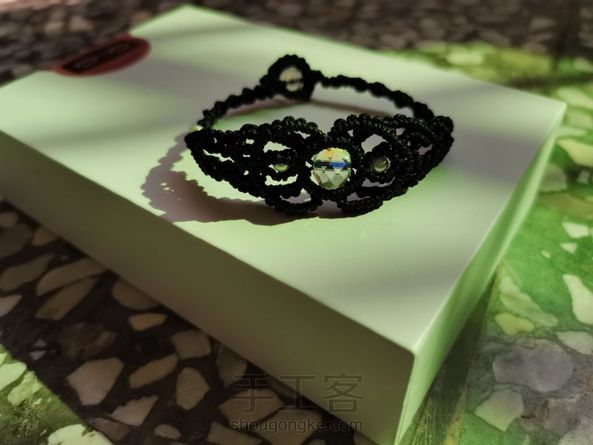 好好看呐，本来想送给玩伴的，有点舍不得了…
黑色的，还不太习惯，不过肯定会很百搭哈哈哈(ಡωಡ)