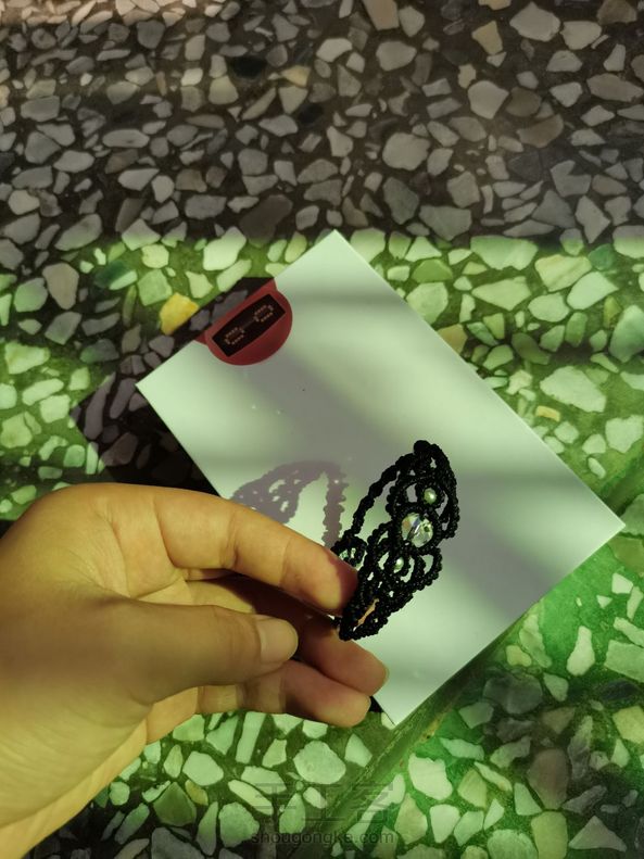 好好看呐，本来想送给玩伴的，有点舍不得了…
黑色的，还不太习惯，不过肯定会很百搭哈哈哈(ಡωಡ) 第1张