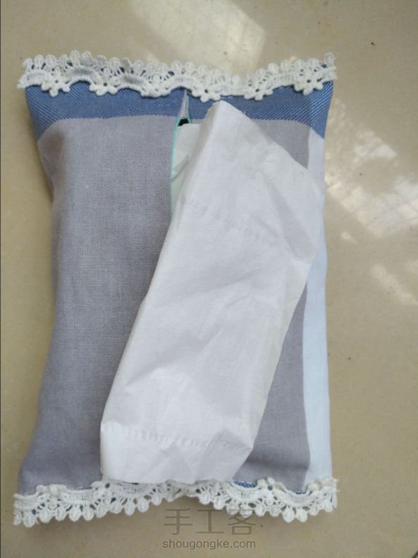 用做床笠的剩布做的，尺寸有点小，可以装小号纸巾。为什么加花边呢？因为我是手工小白，连线都车不直，就加花边掩饰一下了。
