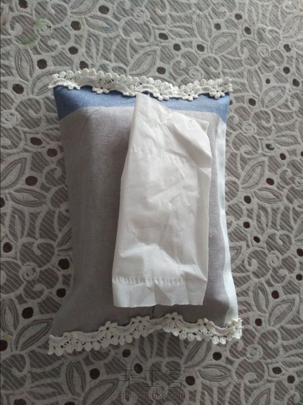 用做床笠的剩布做的，尺寸有点小，可以装小号纸巾。为什么加花边呢？因为我是手工小白，连线都车不直，就加花边掩饰一下了。 第1张