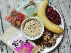 香蕉燕麦坚果棒,甜味完全来自食材本身,成品口感略带韧性,可做下午茶点心,无油无糖也适合健身人士补充能量,也可以像我一样烤干一点看电视时拿来磨牙用😝