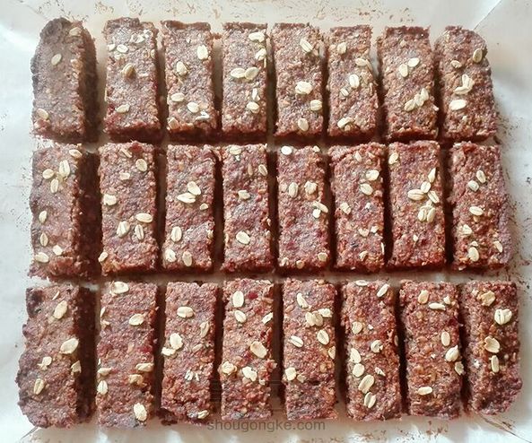 香蕉燕麦坚果棒，甜味完全来自食材本身，成品口感略带韧性，可做下午茶点心，无油无糖也适合健身人士补充能量，也可以像我一样烤干一点看电视时拿来磨牙用😝 第7张