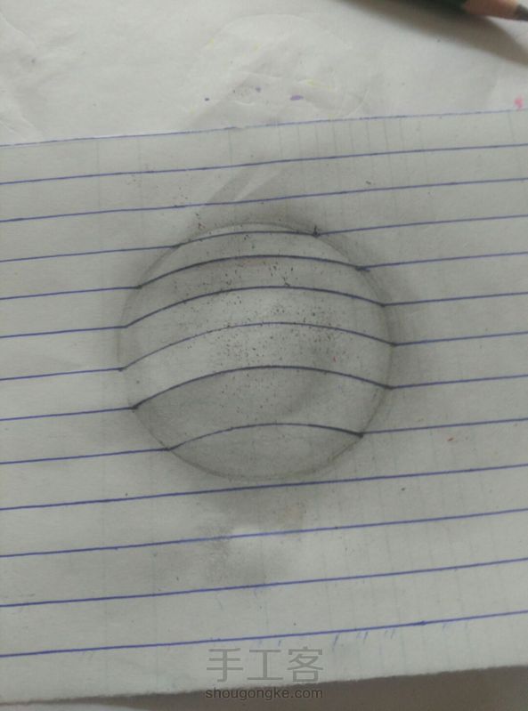 没学过素描，画得不像。。。
顺便告诉大家，弧线可以用量角度的尺子画😜
还有，
阴影可以用铅笔渣抹😁撒些渣渣(﹁﹁)
用纸巾抹抹抹抹抹抹……
也可以铅笔放横着画😆
😇 第1张