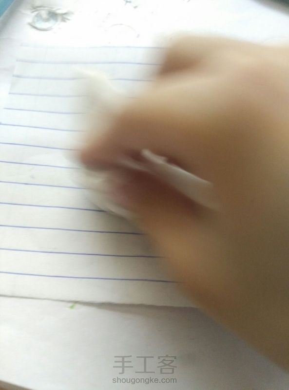 没学过素描，画得不像。。。
顺便告诉大家，弧线可以用量角度的尺子画😜
还有，
阴影可以用铅笔渣抹😁撒些渣渣(﹁﹁)
用纸巾抹抹抹抹抹抹……
也可以铅笔放横着画😆
😇 第2张