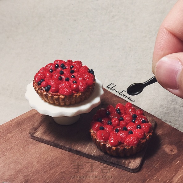 我大概就是因为被贴吧里大家分享的这张田中智大叔的草莓派🍓作品图惊艳到而入坑的吧😌相信很多宝宝初入坑时也见过吧😁最近又做两个😁第一次做是用轻土，这次不用了，用的树脂土😝可是我上色好不专业😪